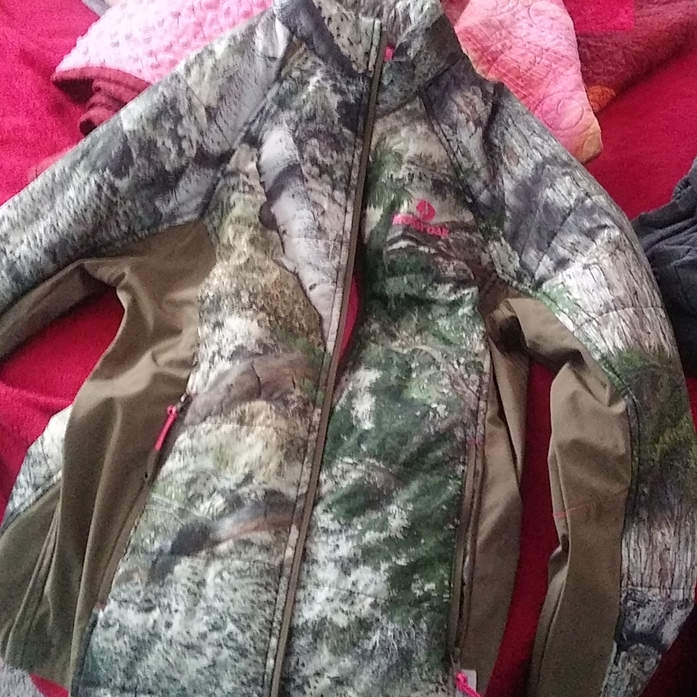 Brand new never worn Mossy Oak camo and pink jacket size small